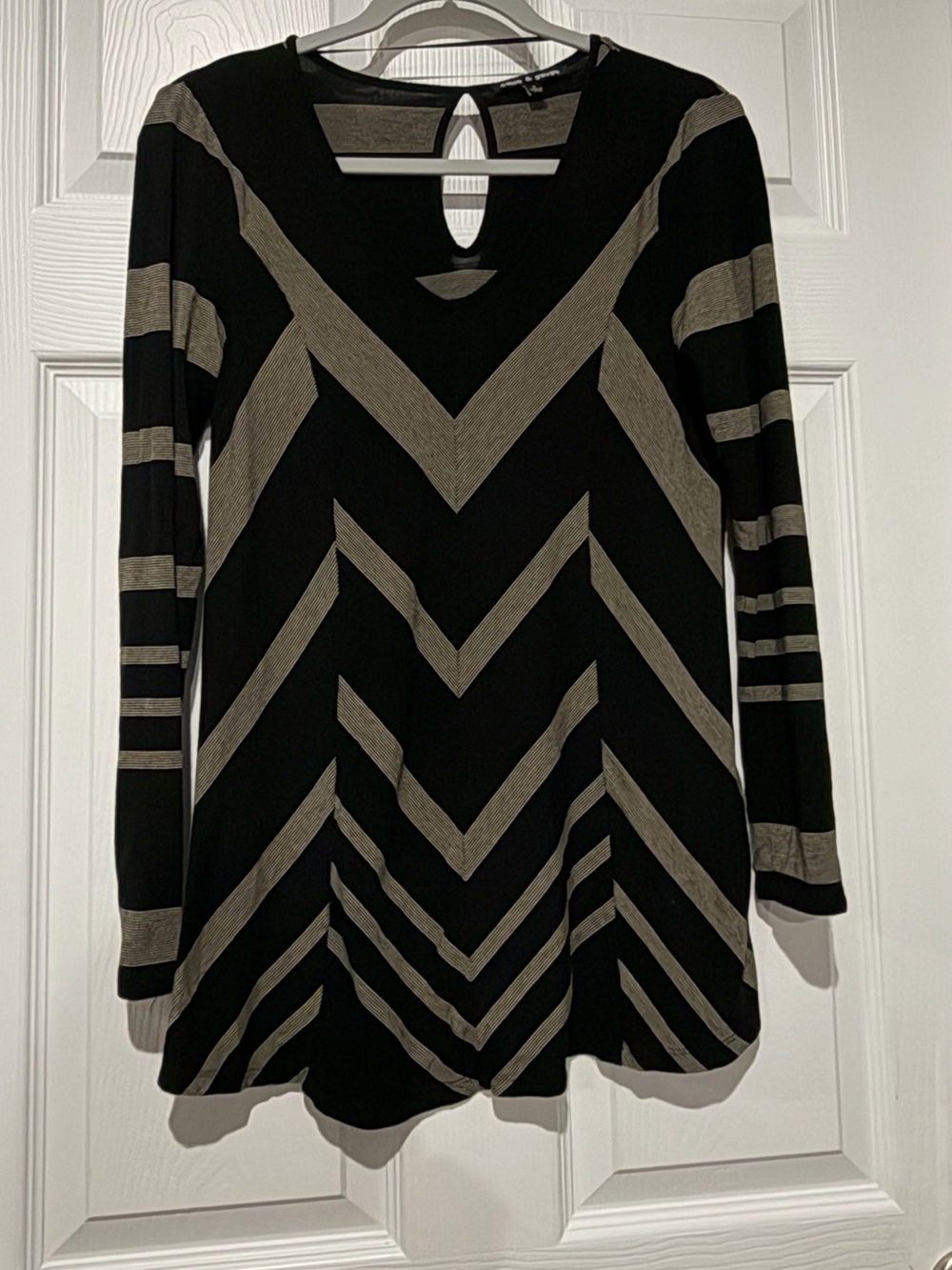 Cable & Gauge Black and Gray Chevron Tunic Top